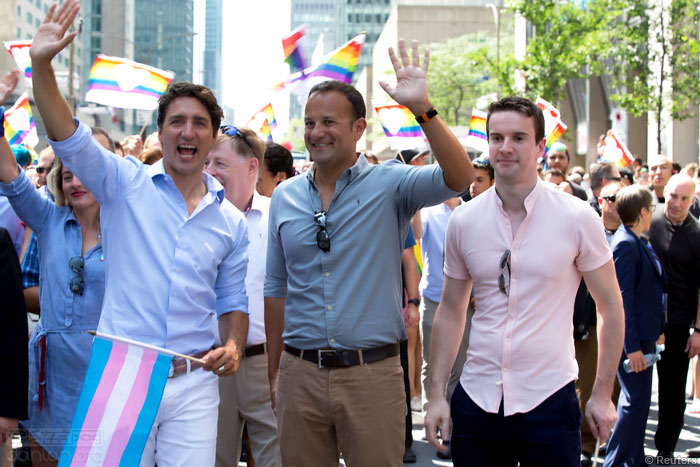 加拿大总理和爱尔兰总理一起参加同志巡游