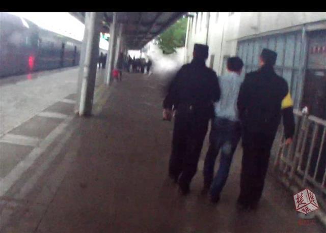 真恶心！中年男子半夜摸醒另一名男旅客，被铁路警方拘留