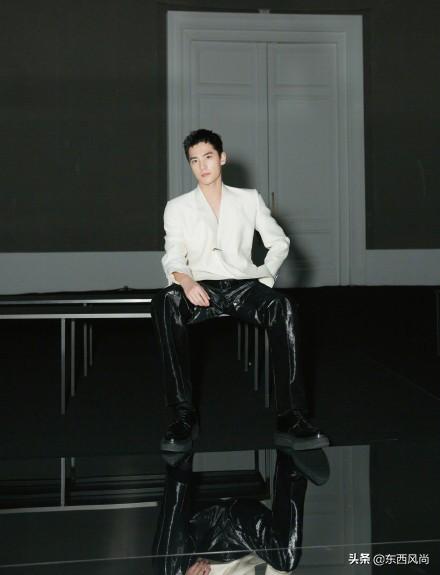 杨洋真空穿西装，搭配黑色皮裤，黑白配的造型又飒又酷