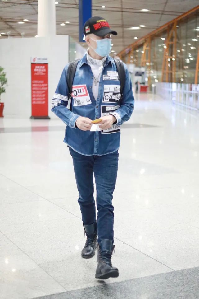 60岁徐锦江打造硬汉风，牛仔衬衫+皮靴够时髦，没想到这么会穿