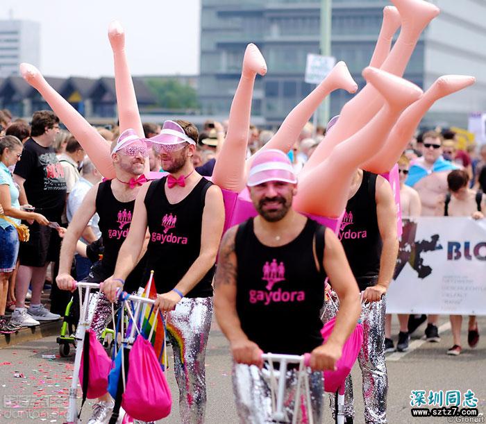 德国科隆数万人庆祝同性婚姻合法化 德国科隆数万人庆祝同性婚姻合法化