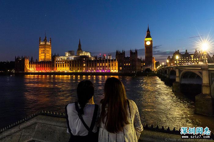 英国议会大厦首次亮起彩虹灯,迎接伦敦同志巡游 英国议会大厦首次亮起彩虹灯,迎接伦敦同志巡游