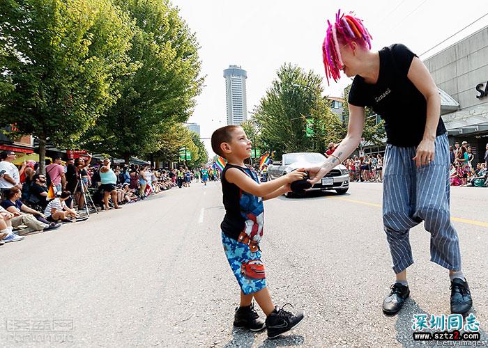 《超感猎杀》团队惊喜现身温哥华同志巡游 《超感猎杀》团队惊喜现身温哥华同志巡游