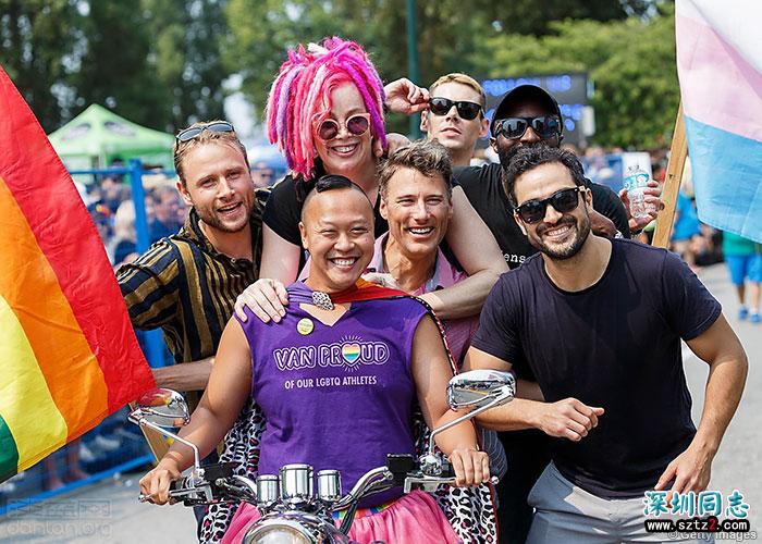 《超感猎杀》团队惊喜现身温哥华同志巡游 《超感猎杀》团队惊喜现身温哥华同志巡游