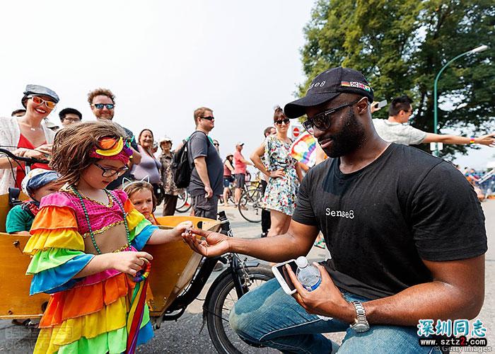 《超感猎杀》团队惊喜现身温哥华同志巡游 《超感猎杀》团队惊喜现身温哥华同志巡游