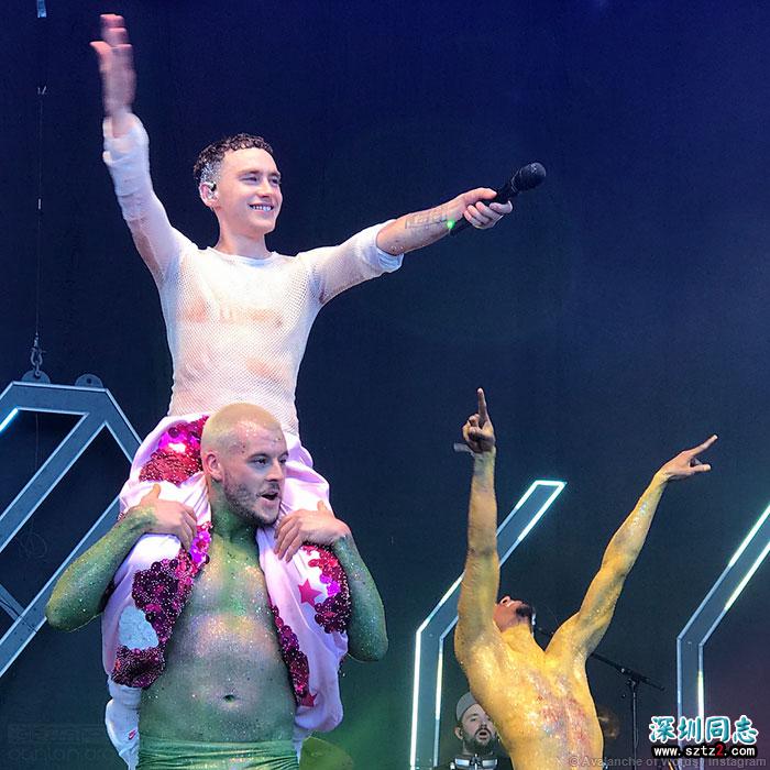 奥利·亚历山大亮相布莱顿同志巡游 奥利·亚历山大亮相布莱顿同志巡游