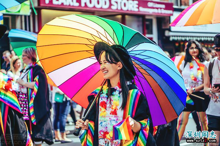 奥利·亚历山大亮相布莱顿同志巡游 奥利·亚历山大亮相布莱顿同志巡游