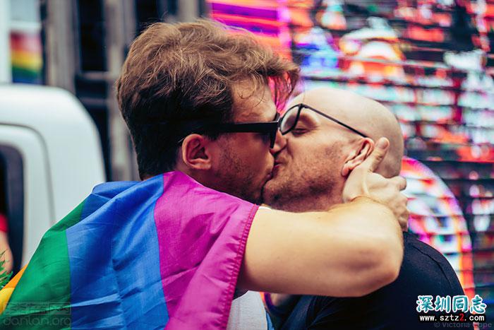 奥利·亚历山大亮相布莱顿同志巡游 奥利·亚历山大亮相布莱顿同志巡游