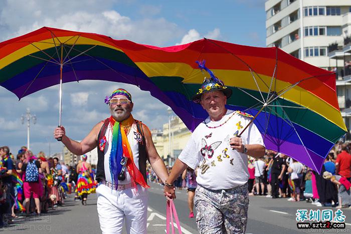 奥利·亚历山大亮相布莱顿同志巡游 奥利·亚历山大亮相布莱顿同志巡游