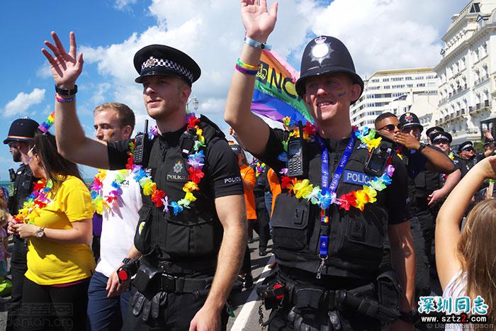 奥利·亚历山大亮相布莱顿同志巡游 奥利·亚历山大亮相布莱顿同志巡游