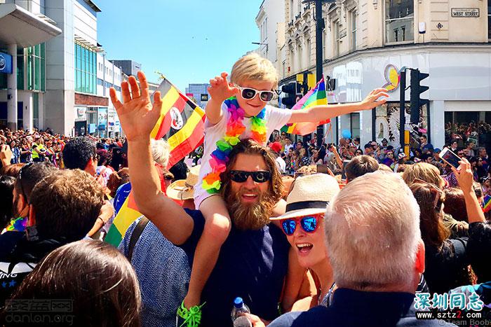 奥利·亚历山大亮相布莱顿同志巡游 奥利·亚历山大亮相布莱顿同志巡游