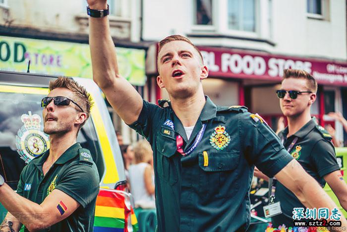 奥利·亚历山大亮相布莱顿同志巡游 奥利·亚历山大亮相布莱顿同志巡游