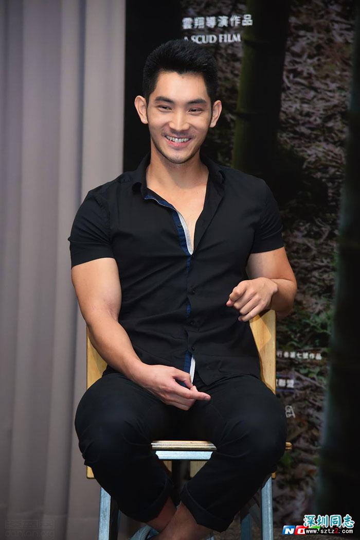 包晗亮相《三十儿立》记者会 包晗亮相《三十儿立》记者会