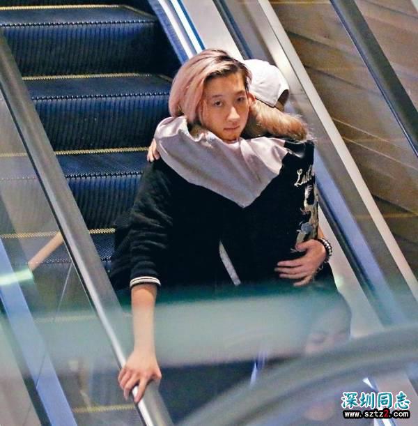 成龙女儿离家出走后 和同性好友当街亲密牵手拥抱 成龙女儿离家出走后 和同性好友当街亲密牵手拥抱