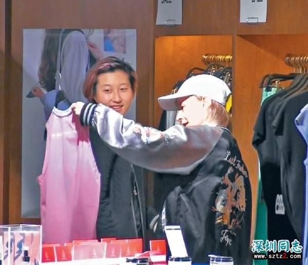 成龙女儿离家出走后 和同性好友当街亲密牵手拥抱 成龙女儿离家出走后 和同性好友当街亲密牵手拥抱