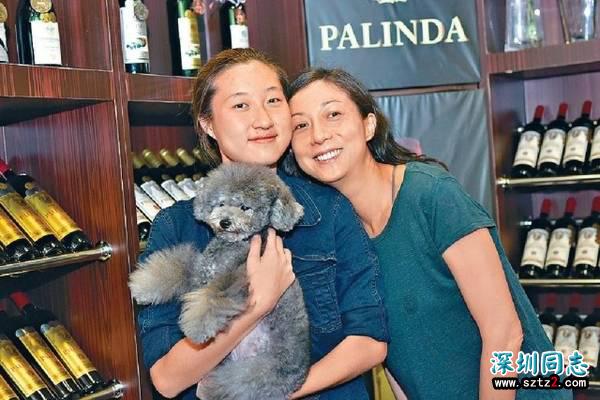 成龙女儿离家出走后 和同性好友当街亲密牵手拥抱 成龙女儿离家出走后 和同性好友当街亲密牵手拥抱