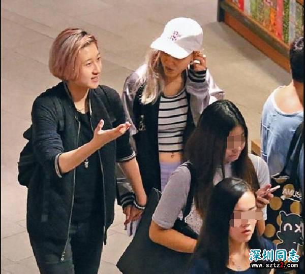 成龙女儿离家出走后 和同性好友当街亲密牵手拥抱 成龙女儿离家出走后 和同性好友当街亲密牵手拥抱