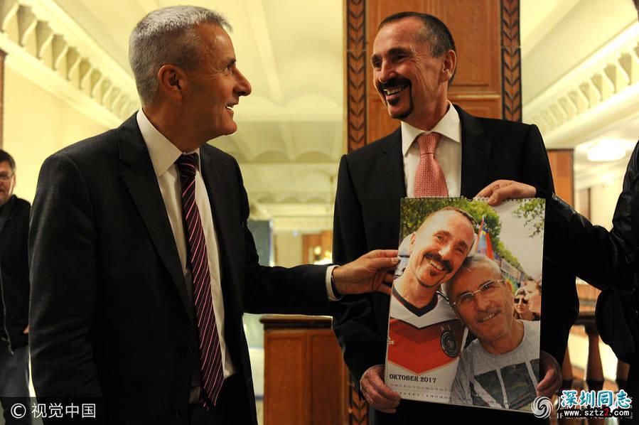 德国同性婚姻法生效 首对新人拥吻庆祝