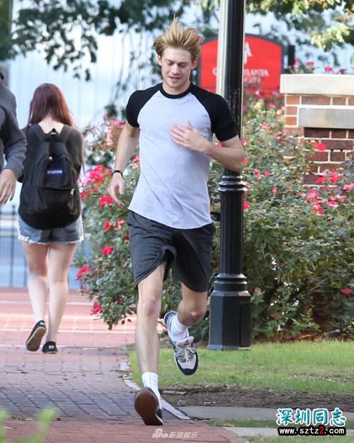 霉霉男友乔·阿尔文拍同性题材影片 与帅哥跑步超养眼 霉霉男友乔·阿尔文拍同性题材影片 与帅哥跑步超养眼