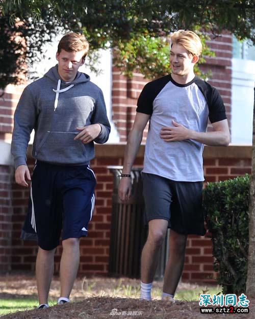 霉霉男友乔·阿尔文拍同性题材影片 与帅哥跑步超养眼 霉霉男友乔·阿尔文拍同性题材影片 与帅哥跑步超养眼