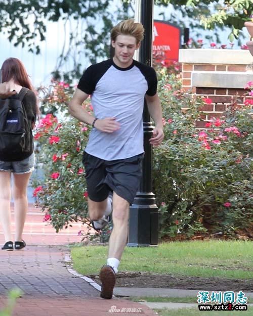 霉霉男友乔·阿尔文拍同性题材影片 与帅哥跑步超养眼 霉霉男友乔·阿尔文拍同性题材影片 与帅哥跑步超养眼