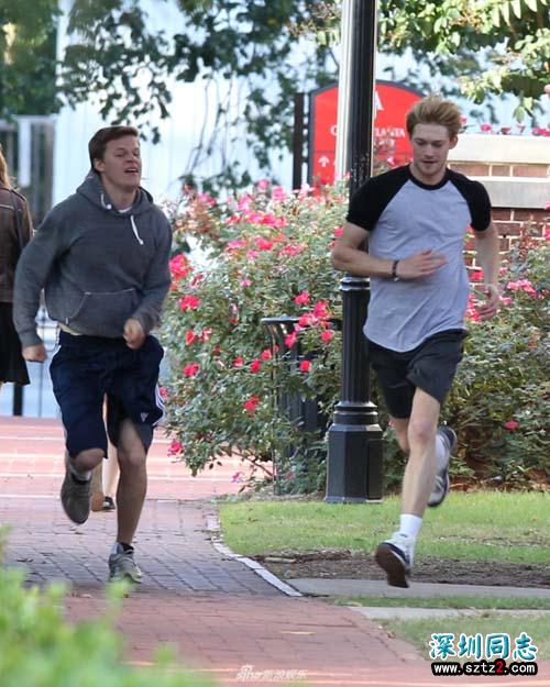 霉霉男友乔·阿尔文拍同性题材影片 与帅哥跑步超养眼 霉霉男友乔·阿尔文拍同性题材影片 与帅哥跑步超养眼