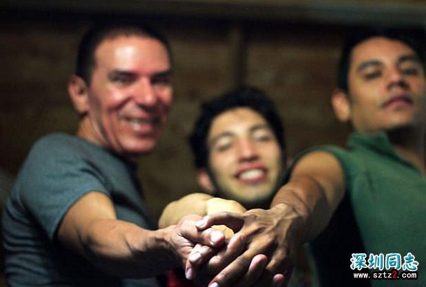 哥伦比亚三位男同性恋,终于得到法律认可,组成“三口之家”! 哥伦比亚三位男同性恋,终于得到法律认可,组成“三口之家”!