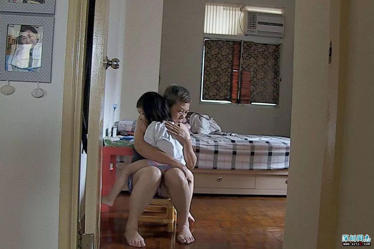 我的妈妈是同性恋,她有十几个女朋友