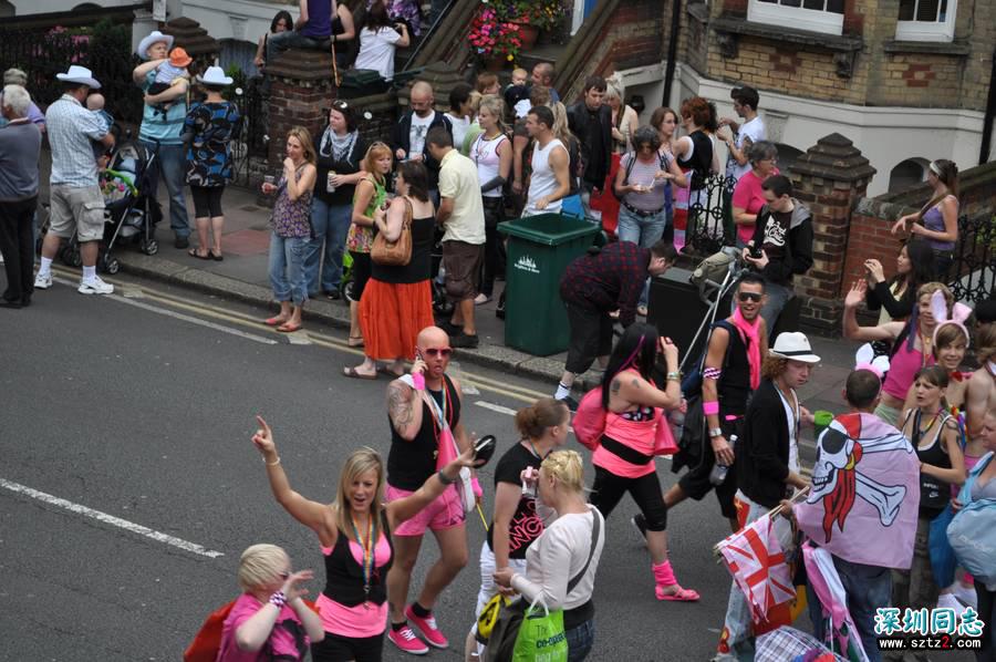 英国布莱顿同性恋游行 警察医生也参与其中 英国布莱顿同性恋游行 警察医生也参与其中