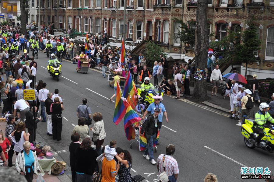 英国布莱顿同性恋游行 警察医生也参与其中 英国布莱顿同性恋游行 警察医生也参与其中