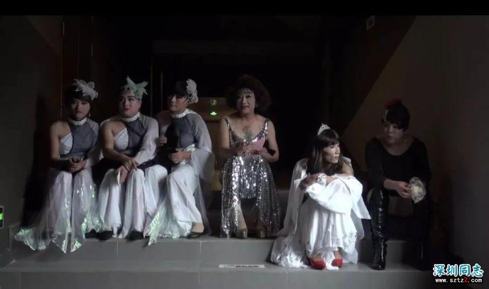 在上海同性恋舞厅里,年轻同志都来这里谈爷孙恋...... 在上海同性恋舞厅里,年轻同志都来这里谈爷孙恋......