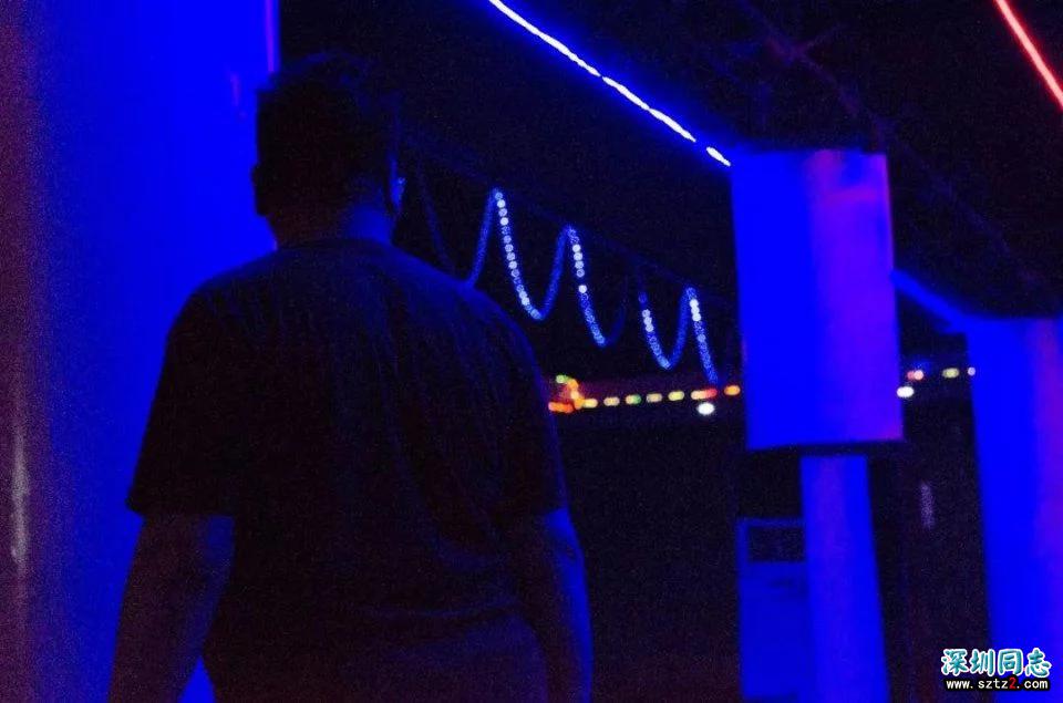 在上海同性恋舞厅里,年轻同志都来这里谈爷孙恋...... 在上海同性恋舞厅里,年轻同志都来这里谈爷孙恋......