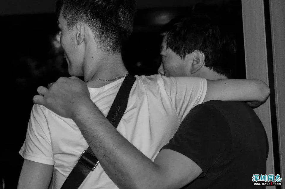 在上海同性恋舞厅里,年轻同志都来这里谈爷孙恋...... 在上海同性恋舞厅里,年轻同志都来这里谈爷孙恋......