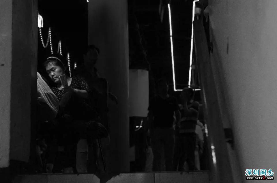 在上海同性恋舞厅里,年轻同志都来这里谈爷孙恋...... 在上海同性恋舞厅里,年轻同志都来这里谈爷孙恋......