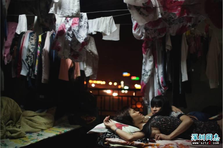 实拍同性恋人的生活片段 春节可能只有他们不能把另一半带回家 实拍同性恋人的生活片段 春节可能只有他们不能把另一半带回家