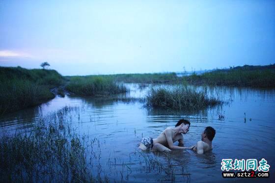 实拍同性恋人的生活片段 春节可能只有他们不能把另一半带回家 实拍同性恋人的生活片段 春节可能只有他们不能把另一半带回家