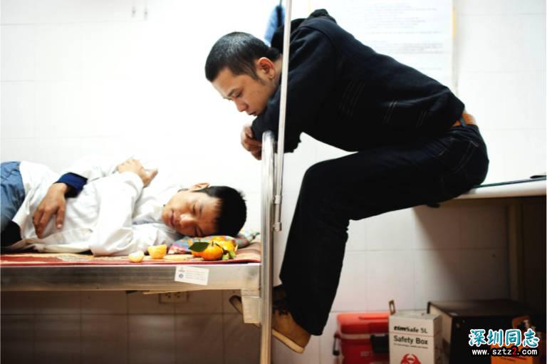 实拍同性恋人的生活片段 春节可能只有他们不能把另一半带回家 实拍同性恋人的生活片段 春节可能只有他们不能把另一半带回家