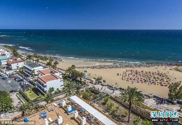 在飞机上嘲笑别人是同性恋,3名英国人被警方抓捕 在飞机上嘲笑别人是同性恋,3名英国人被警方抓捕