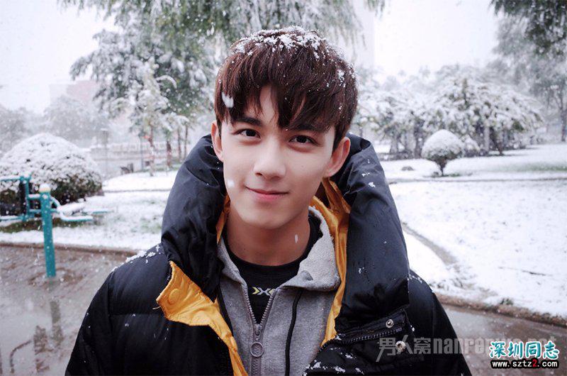 学吴磊弟弟这样穿 让你重拾少年感 学吴磊弟弟这样穿 让你重拾少年感