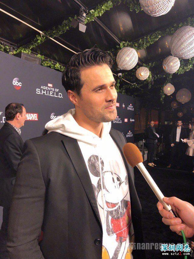 连帽卫衣搭西装 这是今年开春卫衣最流行的穿法 连帽卫衣搭西装 这是今年开春卫衣最流行的穿法