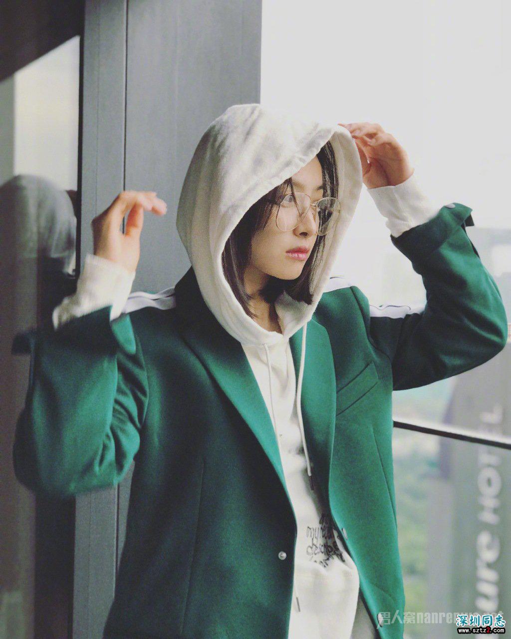 连帽卫衣搭西装 这是今年开春卫衣最流行的穿法 连帽卫衣搭西装 这是今年开春卫衣最流行的穿法