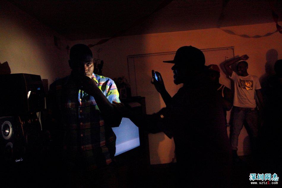 一对美国黑人男同性恋私下的真实生活 就如普通情侣般甜蜜 一对美国黑人男同性恋私下的真实生活 就如普通情侣般甜蜜