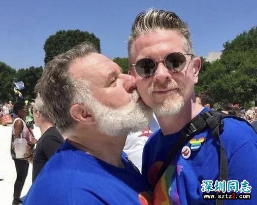 同性恋人难持久?这对恋人晒25年前照片反驳这一说法! 同性恋人难持久?这对恋人晒25年前照片反驳这一说法!