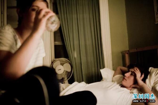 女同性恋的真实生活,大街上旁若无人热吻 女同性恋的真实生活,大街上旁若无人热吻