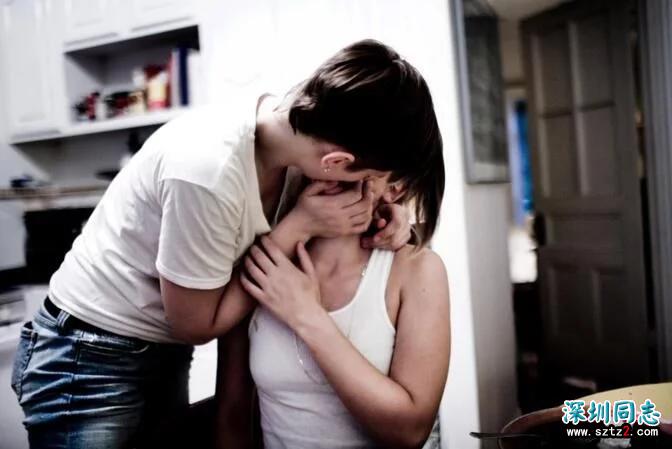 女同性恋的真实生活,大街上旁若无人热吻 女同性恋的真实生活,大街上旁若无人热吻