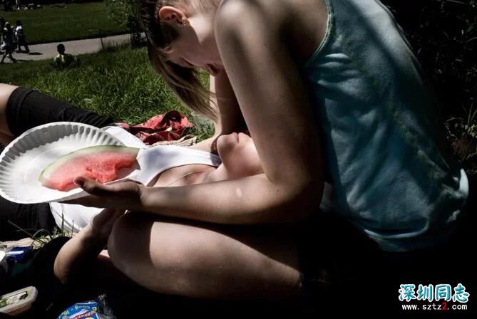 女同性恋的真实生活,大街上旁若无人热吻 女同性恋的真实生活,大街上旁若无人热吻