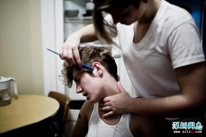 女同性恋的真实生活,大街上旁若无人热吻 女同性恋的真实生活,大街上旁若无人热吻