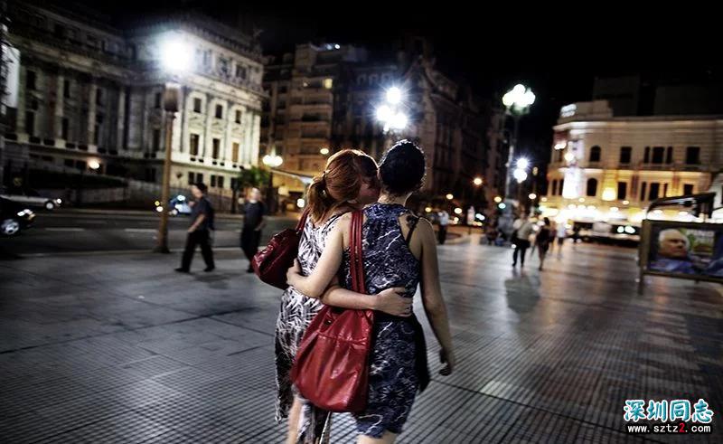 女同性恋的真实生活,大街上旁若无人热吻 女同性恋的真实生活,大街上旁若无人热吻
