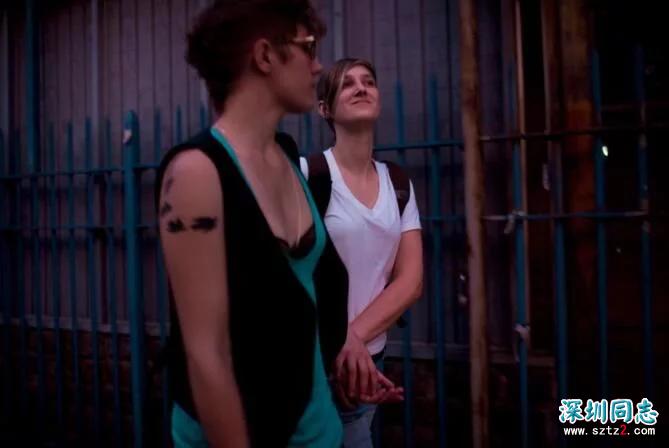 女同性恋的真实生活,大街上旁若无人热吻 女同性恋的真实生活,大街上旁若无人热吻