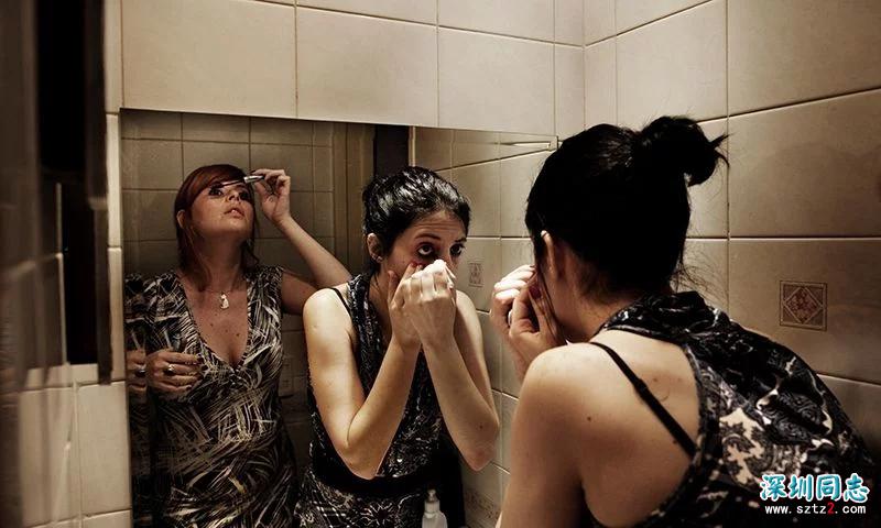 女同性恋的真实生活,大街上旁若无人热吻 女同性恋的真实生活,大街上旁若无人热吻